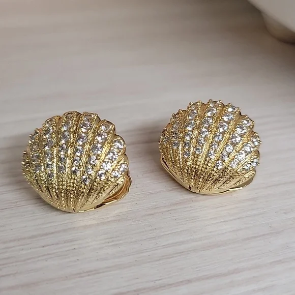 CLAMSHELL SCALLOP ZIRCON SPARKLE HUGGIES - Picture 3 of 7